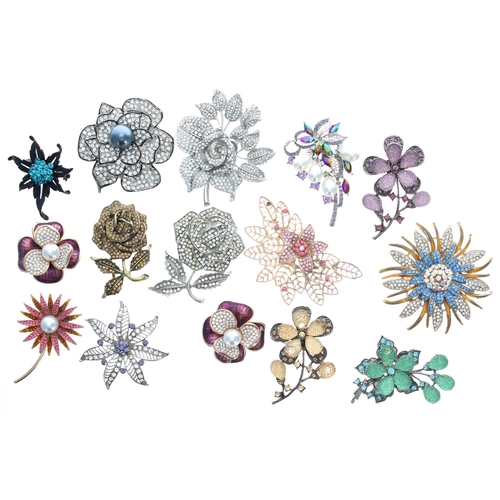 267 - Fifteen various floral brooches (15)