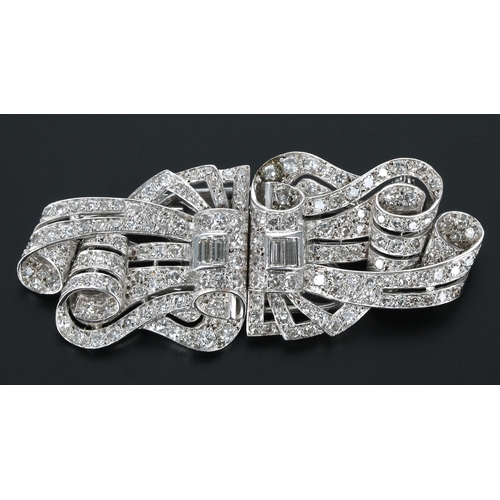 300 - Attractive early 20th century diamond set double clip brooch, each detachable scroll clip set with b... 