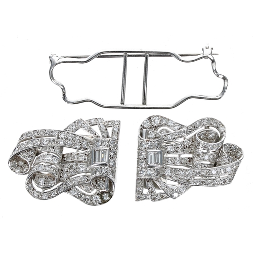 300 - Attractive early 20th century diamond set double clip brooch, each detachable scroll clip set with b... 