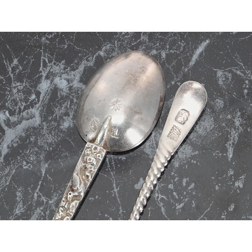505 - Five Continental silver teaspoons with figural finials, 5