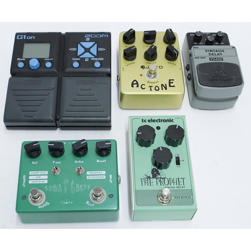 987 - Five guitar pedals to include a Zoom G1 On multi-effects pedal, a Behringer VD400 vintage delay, a T... 