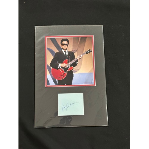 704 - Roy Orbison - autograph display, mounted below a picture of the artist, 17.25