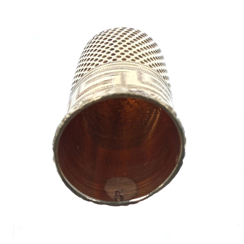 828 - Gold key design thimble, marked '5' to the inside, 4.3gm, 23mm