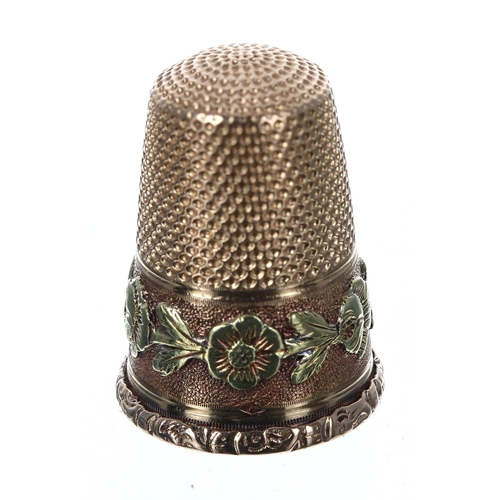 831 - Attractive two colour gold thimble, with a band of flowers centred with an initialled cartouche, sta... 