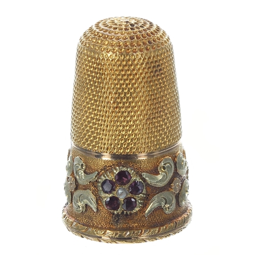 833 - Attractive gold foliate decorated thimble, with garnet and pearl clusters, 3.5gm, 23.5mm; with a thi... 