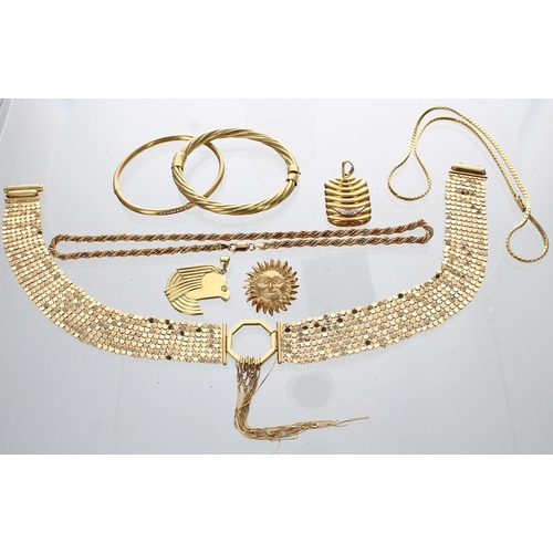 533 - Three 18ct pendants, two chains, two bangles, one necklet, 151gm (4)... 