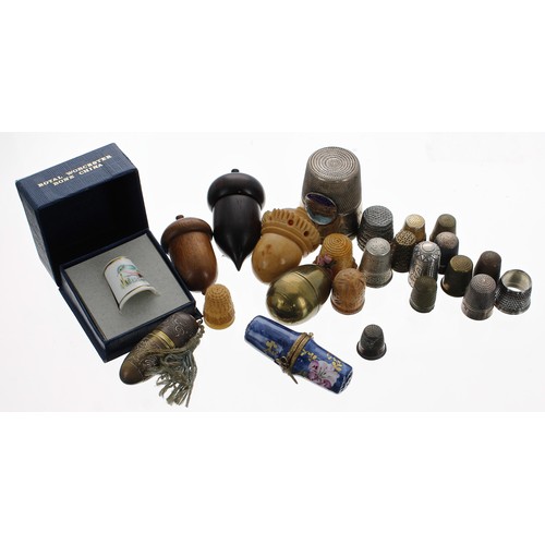 809 - Interesting collection of thimbles, cases etc 