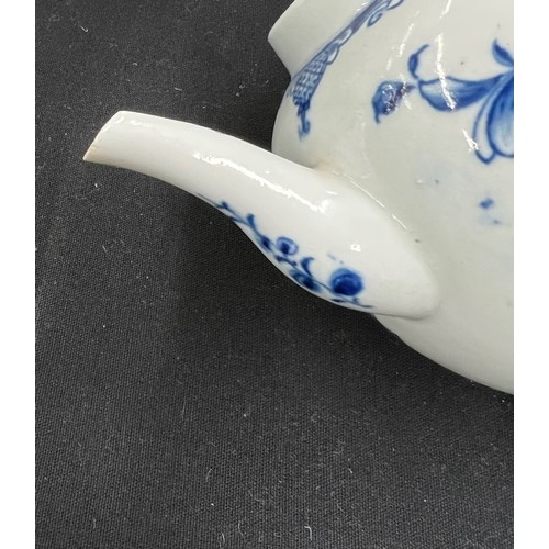 140 - Worcester first period blue and white porcelain teapot, the cover with moulded flower finial, decora... 