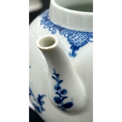 140 - Worcester first period blue and white porcelain teapot, the cover with moulded flower finial, decora... 