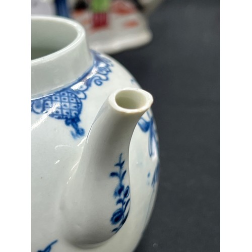 140 - Worcester first period blue and white porcelain teapot, the cover with moulded flower finial, decora... 