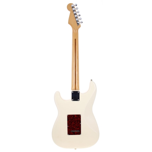 337 - 1995 Fender Stratocaster electric guitar, made in Mexico; Body: Olympic white finish, minor discolou... 