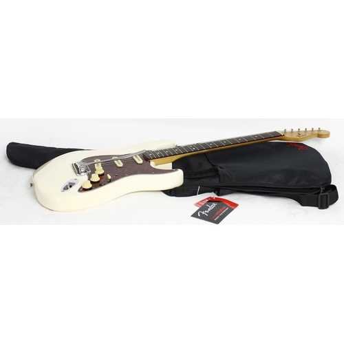 337 - 1995 Fender Stratocaster electric guitar, made in Mexico; Body: Olympic white finish, minor discolou... 