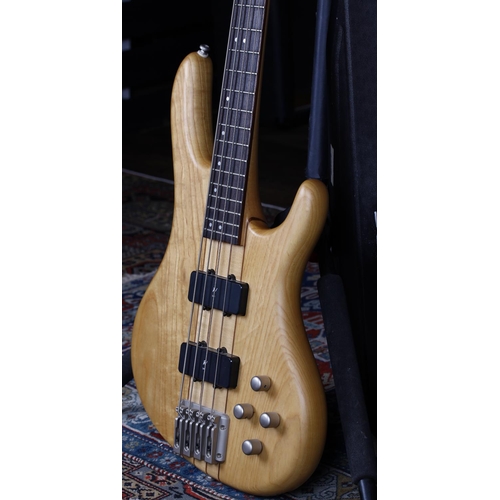 730 - 1999 Washburn Bantam RB4000 bass guitar, made in Korea; Body: natural finish, minor scratches to cen... 