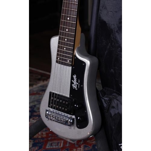 738 - Hofner Contemporary Series Shorty electric travel guitar, made in China; Body: silver metallic finis... 