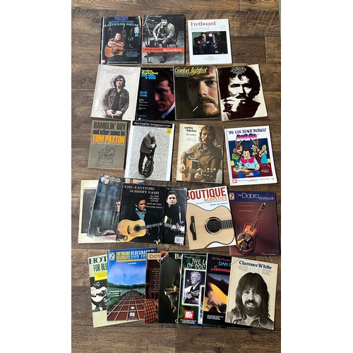 1464 - Good selection of acoustic guitar books to include Dick Boak - 'Martin Guitar Masterpieces'; Johnson... 