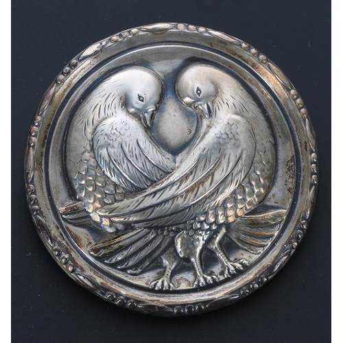 575 - Vintage sterling silver circular brooch, repoussé with doves, Patent no. 2.327.138, 17.6gm, 59mm dia... 