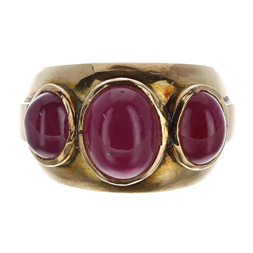 415 - Yellow gold cabochon ruby three stone ring, 10.9gm, width 13mm, ring size L