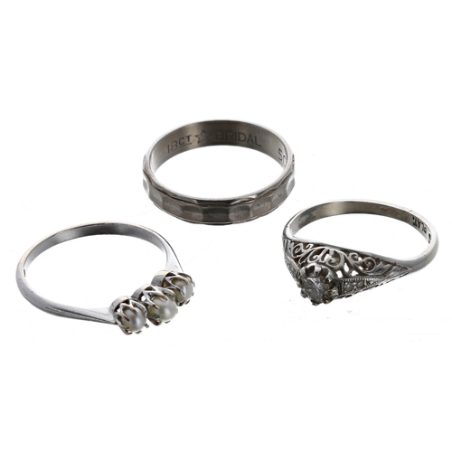 445 - Three assorted rings to include a platinum single stone diamond ring, 0.20ct approx, clarity I1, col... 