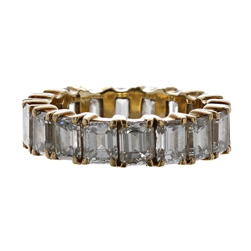 492 - Good emerald-cut diamond full eternity ring, set in yellow gold, 4.50ct approx in total, clarity VS/... 