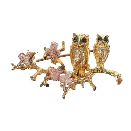 322 - Novelty 9ct owl design brooch, modelled with two owls with green gem set eyes, 6.1gm, 34mm wide... 