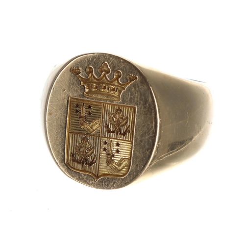 368 - 18ct gentleman's intaglio ring depicting a shield crest, 18.8gm, width 17mm, ring size T/U ... 