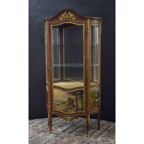 1296 - Attractive display cabinet in the manner of Vernis Martin, with a mirror back and two glass shelves,... 