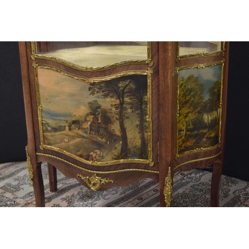 1296 - Attractive display cabinet in the manner of Vernis Martin, with a mirror back and two glass shelves,... 