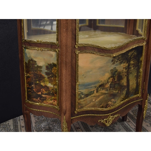 1296 - Attractive display cabinet in the manner of Vernis Martin, with a mirror back and two glass shelves,... 