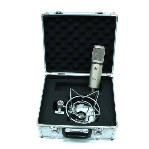 3285 - SE Electronics SE2200A condenser microphone, with cradle and original flight case*Please note: Gardi... 