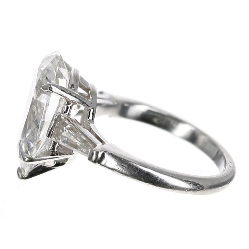 440 - Fine and impressive white metal pear-cut diamond ring with tapered baguette shoulders, the pear-cut ... 