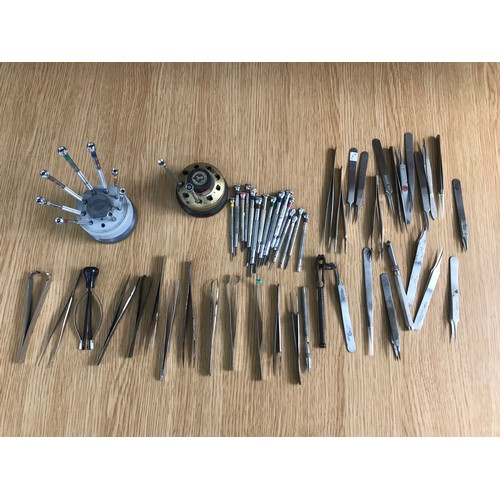 1049 - Quantity of screwdrivers and tweezers