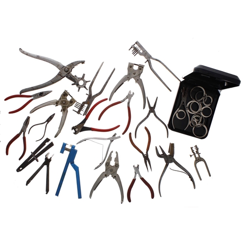 1042 - Quantity of watchmaker's tools to include pliers etc