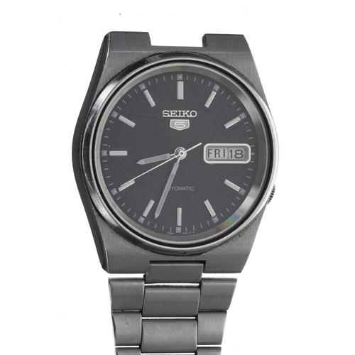 184 - Seiko 5 automatic stainless steel gentleman's wristwatch, reference no. 7S26-3130, black dial, Seiko... 