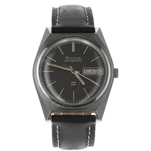 220 - Bulova Accuquartz stainless steel gentleman's wristwatch, case no. 3 800xxx, circa 1974, grey dial w... 