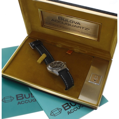 220 - Bulova Accuquartz stainless steel gentleman's wristwatch, case no. 3 800xxx, circa 1974, grey dial w... 