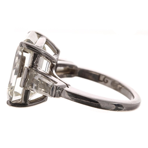 369 - Very fine large platinum emerald-cut  diamond ring with tapered baguette diamond shoulders, 7.60ct, ... 