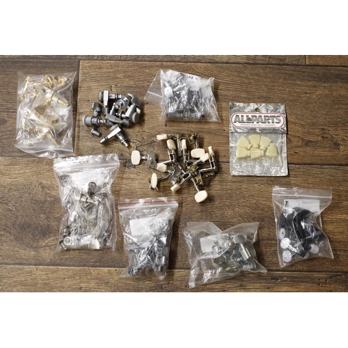 1353 - Approximately nine sets of unbranded guitar tuners