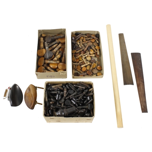 2033 - Very large quantity of violin and violoncello pegs, several bags of new rosin and a small quantity o... 