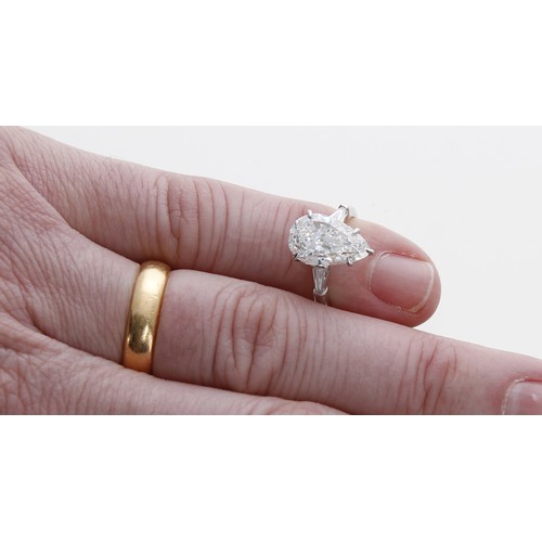 359 - Fine and impressive white metal pear-cut diamond ring with tapered baguette shoulders, the pear-cut ... 