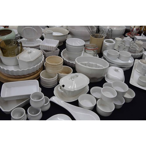 94 - Extensive large group of domestic kitchenalia/table wares/serving wares