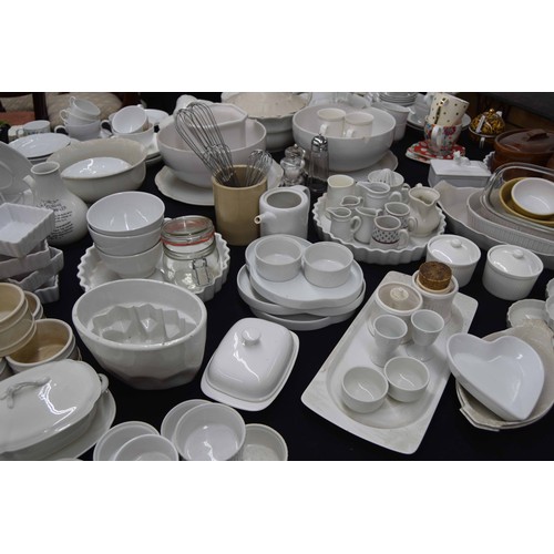 94 - Extensive large group of domestic kitchenalia/table wares/serving wares