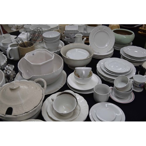 94 - Extensive large group of domestic kitchenalia/table wares/serving wares