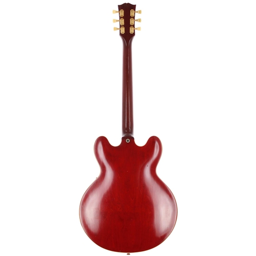 114 - 1962 Gibson ES-345 TDC semi-hollow body electric guitar, made in USA; Body: cherry finish, light che... 