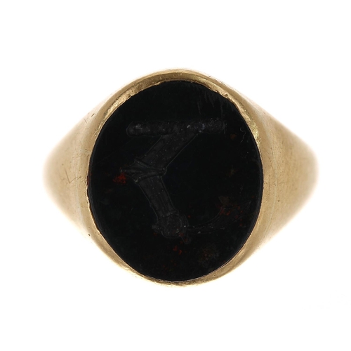 94 - 18ct yellow gold intaglio bloodstone ring, depicting a crest, probably London 1909, 15mm, 6.1gm, rin... 