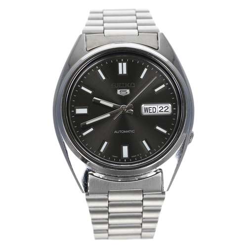 190 - Seiko 5 automatic stainless steel gentleman's wristwatch, reference no. 7S26-0480, grey dial, exhibi... 