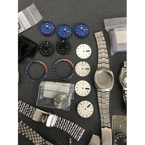 456 - Seiko - Quantity of parts / spares to include movements, glasses, dials, cases, date rings, bracelet... 