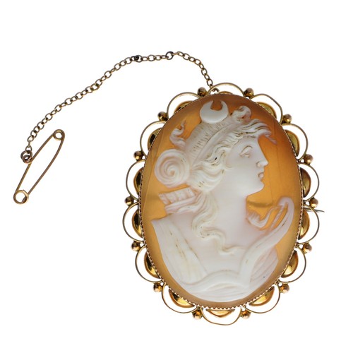 106 - Oval carved shell cameo brooch in a 9ct mount with safety chain, depicting a profile of a lady, 8.9g... 