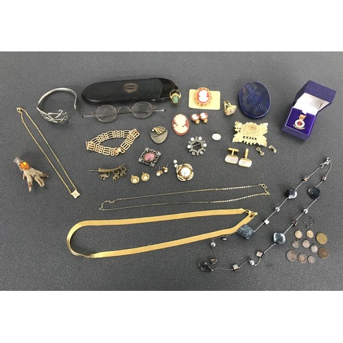 224 - Collection of assorted faux pearl necklets, costume jewellery etc