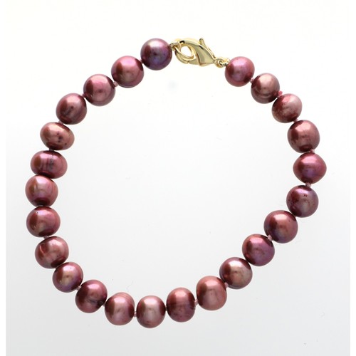 131 - Pretty pink/purple cultured pearl bracelet, with a gold plated lobster claw clasp, 13.5gm, 7