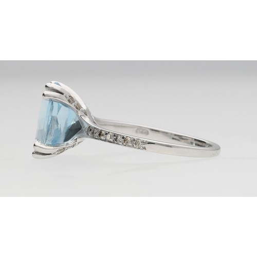 255 - Good modern 18ct white gold aquamarine ring with diamond set shoulders, the aquamarine 4.00ct approx... 